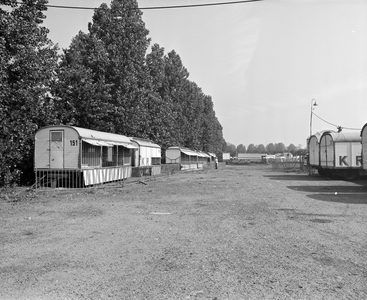 882797 Gezicht over het terrein aan de Weg der Verenigde Naties te Utrecht, waar het circus Krone de tenten heeft opgeslagen.